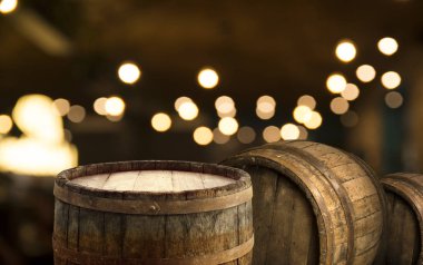 Karanlık arka planda kafe restoranın bulanıklık ışık altın bokeh boş ahşap masa üstü