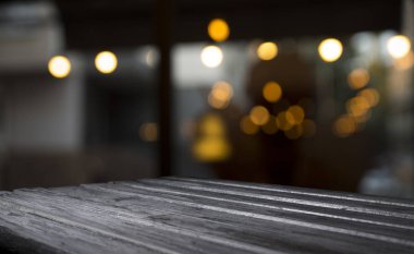 Karanlık arka planda kafe restoranın bulanıklık ışık altın bokeh boş ahşap masa üstü