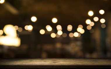 Karanlık arka planda kafe restoranın bulanıklık ışık altın bokeh boş ahşap masa üstü