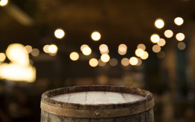 Karanlık arka planda kafe restoranın bulanıklık ışık altın bokeh boş ahşap masa üstü