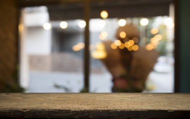 Karanlık arka planda kafe restoranın bulanıklık ışık altın bokeh boş ahşap masa üstü