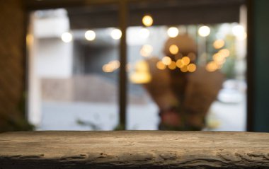 Karanlık arka planda kafe restoranın bulanıklık ışık altın bokeh boş ahşap masa üstü