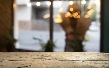 Karanlık arka planda kafe restoranın bulanıklık ışık altın bokeh boş ahşap masa üstü