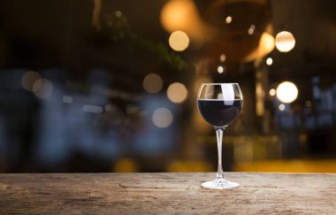 Pahalı şarap şişeleri toplama ve kiler, şarap tadımı ve üretim kavramı ahşap varil