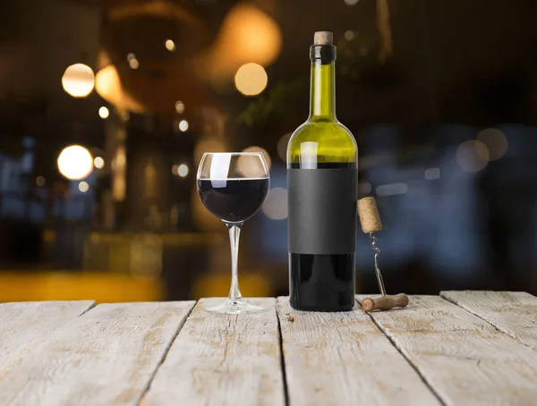 Colección de botellas de vino caras y barril de madera en la bodega, degustación de vinos y concepto de producción — Foto de Stock