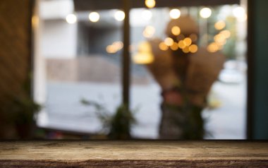 Karanlık arka planda kafe restoranın bulanıklık ışık altın bokeh boş ahşap masa üstü