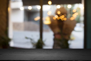 Karanlık arka planda kafe restoranın bulanıklık ışık altın bokeh boş ahşap masa üstü