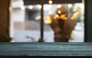 Karanlık arka planda kafe restoranın bulanıklık ışık altın bokeh boş ahşap masa üstü
