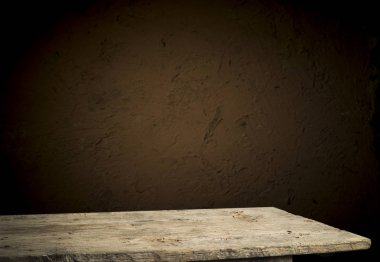 Karanlık arka planda kafe restoranın bulanıklık ışık altın bokeh boş ahşap masa üstü