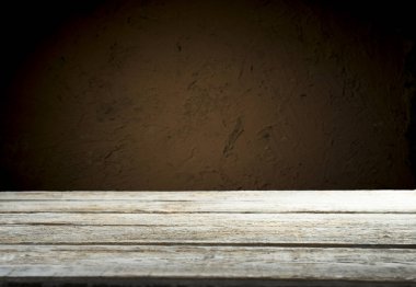 Karanlık arka planda kafe restoranın bulanıklık ışık altın bokeh boş ahşap masa üstü