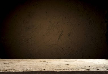 Karanlık arka planda kafe restoranın bulanıklık ışık altın bokeh boş ahşap masa üstü