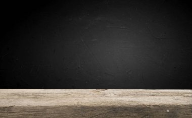 Karanlık arka planda kafe restoranın bulanıklık ışık altın bokeh boş ahşap masa üstü