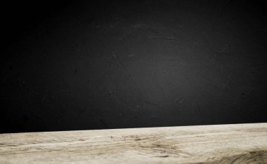 Karanlık arka planda kafe restoranın bulanıklık ışık altın bokeh boş ahşap masa üstü