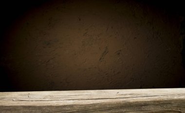 Karanlık arka planda kafe restoranın bulanıklık ışık altın bokeh boş ahşap masa üstü