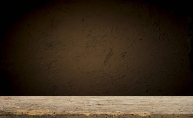 Karanlık arka planda kafe restoranın bulanıklık ışık altın bokeh boş ahşap masa üstü