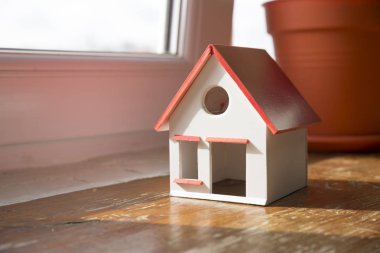 Kış - Isıtma sistemi kavramı ve bir ev örgü şapkası modeli ile soğuk karlı havalarda evde