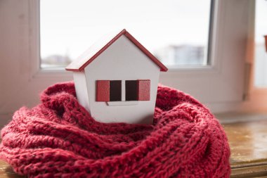 Kış - Isıtma sistemi kavramı ve bir ev örgü şapkası modeli ile soğuk karlı havalarda evde