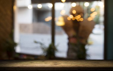 Karanlık arka planda kafe restoranın bulanıklık ışık altın bokeh boş ahşap masa üstü