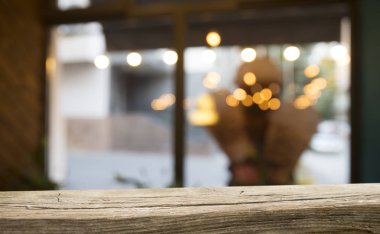 Karanlık arka planda kafe restoranın bulanıklık ışık altın bokeh boş ahşap masa üstü