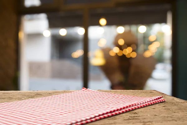 Tapa de mesa de madera vacía en borroso bokeh oro claro de restaurante cafetería en fondo oscuro — Foto de Stock