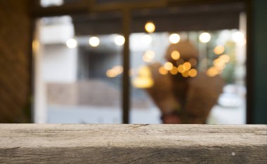 Karanlık arka planda kafe restoranın bulanıklık ışık altın bokeh boş ahşap masa üstü