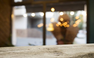 Karanlık arka planda kafe restoranın bulanıklık ışık altın bokeh boş ahşap masa üstü