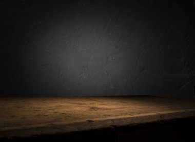 Karanlık arka planda kafe restoranın bulanıklık ışık altın bokeh boş ahşap masa üstü