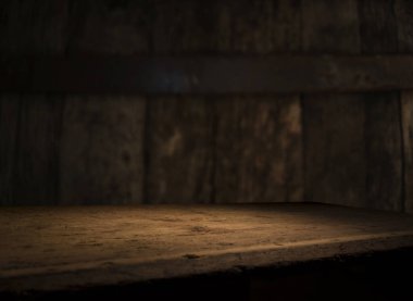 Karanlık arka planda kafe restoranın bulanıklık ışık altın bokeh boş ahşap masa üstü