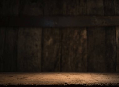 Karanlık arka planda kafe restoranın bulanıklık ışık altın bokeh boş ahşap masa üstü