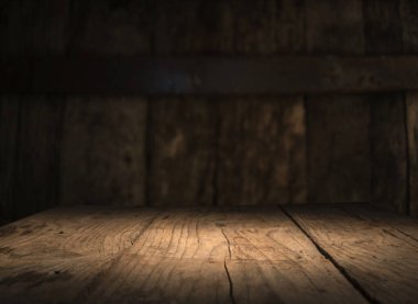 Karanlık arka planda kafe restoranın bulanıklık ışık altın bokeh boş ahşap masa üstü