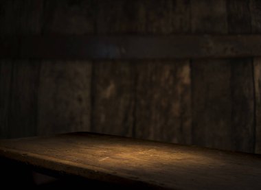 Karanlık arka planda kafe restoranın bulanıklık ışık altın bokeh boş ahşap masa üstü