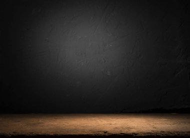 Karanlık arka planda kafe restoranın bulanıklık ışık altın bokeh boş ahşap masa üstü