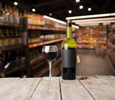 Şarap dükkanındaki ahşap rafta şarap şişeleri