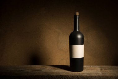 Kırmızı şarap, şişe, bardak ve eski fıçıyla dolu sakin bir hayat.