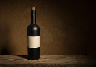 Kırmızı şarap, şişe, bardak ve eski fıçıyla dolu sakin bir hayat.