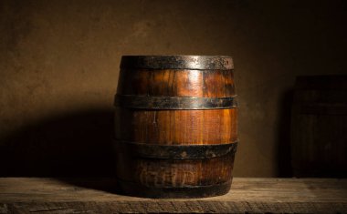 Kırmızı şarap, şişe, bardak ve eski fıçıyla dolu sakin bir hayat.