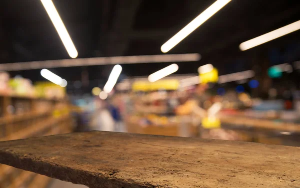 Mesa Superior Madeira Fundo Supermercado Desfocado — Fotografia de Stock