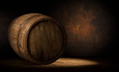 Bira şişesi, bardakta bira ve ahşap masa örtüleri. Metin için boş alan. Üst görünüm