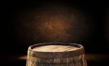 Bira şişesi, bardakta bira ve ahşap masa örtüleri. Metin için boş alan. Üst görünüm