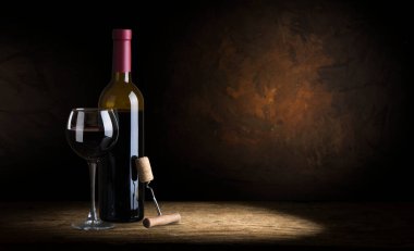 Kırmızı şarap, şişe, bardak ve eski fıçıyla dolu sakin bir hayat.