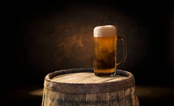 Estilo de cerveja- garrafa, cerveja no copo e tampas em mesa de madeira. Espaço livre para texto. Vista superior — Fotografia de Stock