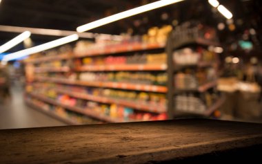 Bulanık pazar meyvesindeki boş ahşap masa. Ürünlerinizi görüntüleyebilir ya da görüntüleyebilirsiniz