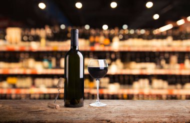 Kırmızı şarap, şişe, bardak ve eski fıçıyla dolu sakin bir hayat.