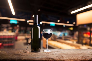 Kırmızı şarap, şişe, bardak ve eski fıçıyla dolu sakin bir hayat.