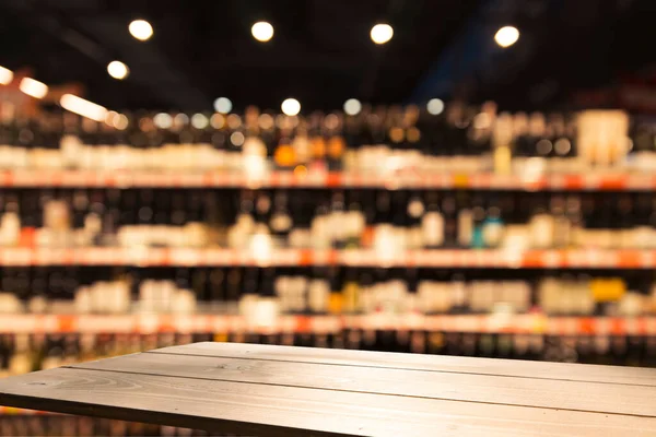 Bulanık pazar meyvesindeki boş ahşap masa. Ürünlerinizi görüntüleyebilir ya da görüntüleyebilirsiniz