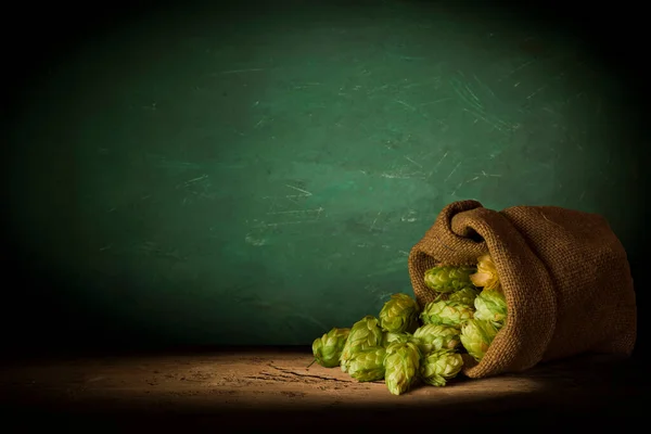 Estilo Cerveza Botella Cerveza Vaso Cubiertas Mesa Madera Espacio Libre —  Fotos de Stock