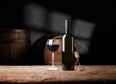 Kırmızı şarap, şişe, bardak ve eski fıçıyla dolu sakin bir hayat.