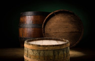 Bira şişesi, bardakta bira ve ahşap masa örtüleri. Metin için boş alan. Üst görünüm