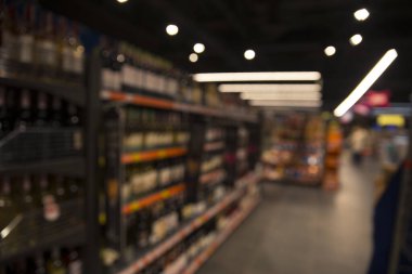 Havaalanındaki gümrüksüz mağazanın ışıkları - odaklanmış arka plan