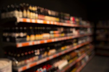 Havaalanındaki gümrüksüz mağazanın ışıkları - odaklanmış arka plan